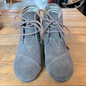 Tom’s wedge booties - size: 5.5 in gray suede